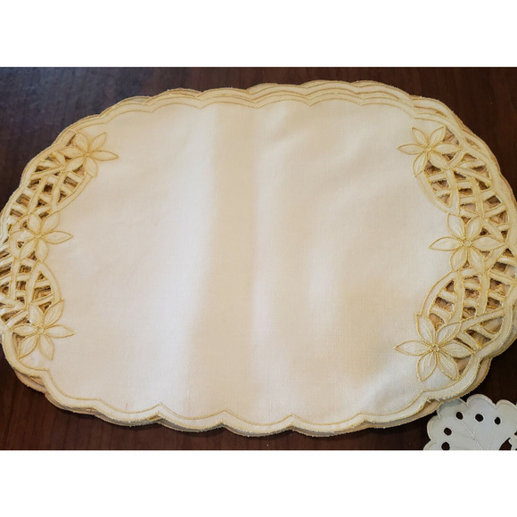 Lot 17: Embroidered Table Runner, Napkins, Placemats Beige - Picture 2 of 7